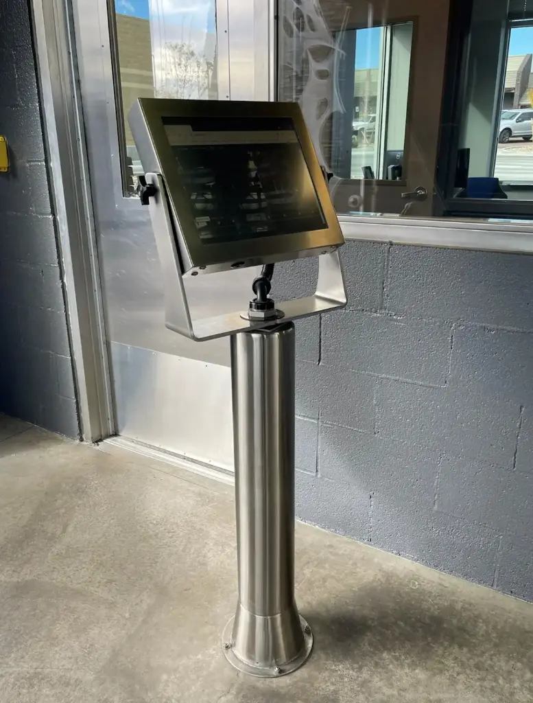 Tunnel Entrance Loading Pedestal, Freestanding, 22" 